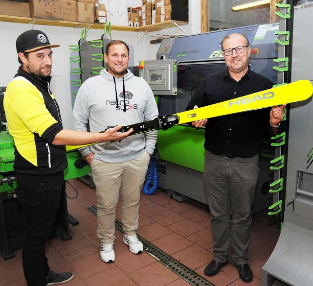 Franz Heher (rechts) und sein Sohn Marcel (links) erklären Norbert Latsch ihren neuen Ski-Schleifautomat.