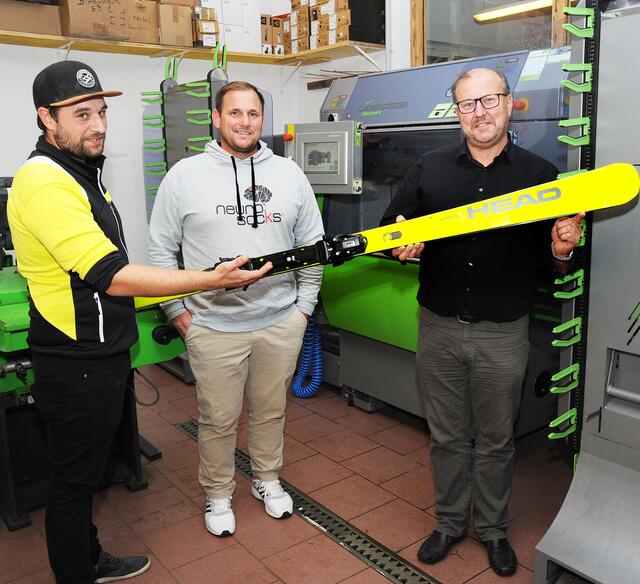 Franz Heher (rechts) und sein Sohn Marcel (links) erklären Norbert Latsch ihren neuen Ski-Schleifautomat. | Foto: Franz Crepaz