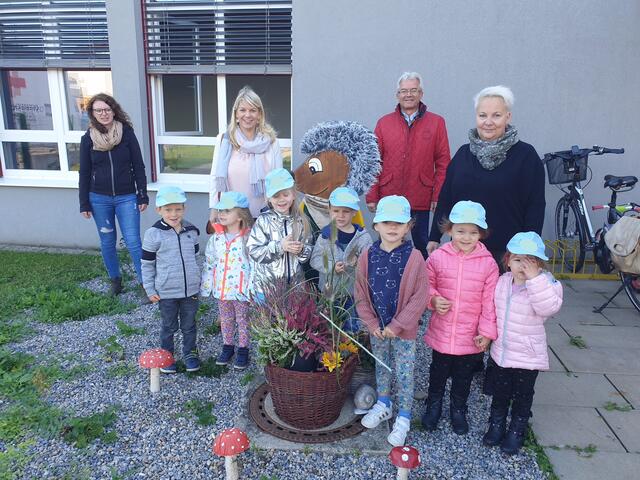 Marlene Weintritt, Bauamt; Stadträtin Lisa Miletich, Bürgermeister Gerhard Weil, Kindergarten-Leiterin Barbara Toth und die Kinder | Foto: Privat