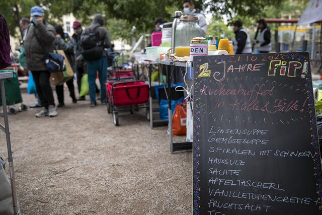 Warme Mahlzeiten gibt es allwöchentlich bei "Frühstück im Park" genauso wie Kuchen und Mehlspeisen.