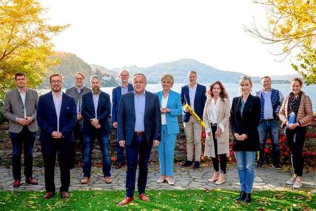 Mit den Partnern des Regionalitätspreises: Landesrat Martin Gruber (ganz links), WOCHE-Chefredakteur Peter Kowal, Jury-Vorsitzender Gerhard Hoffer und WOCHE-Marketingleiterin Elfriede Breitenhuber (vorne von links)