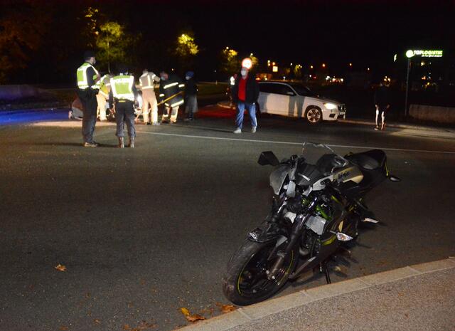 Am 22. Oktober kam es in Kufstein zu einer Kollision mit einem Pkw-Lenker und einem Motorradfahrer, der in Begleitung einer 17-Jährigen war.
