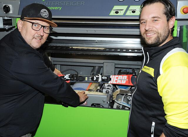 Franz und Marcel Heher beim neuen Ski-Schleifautomat.