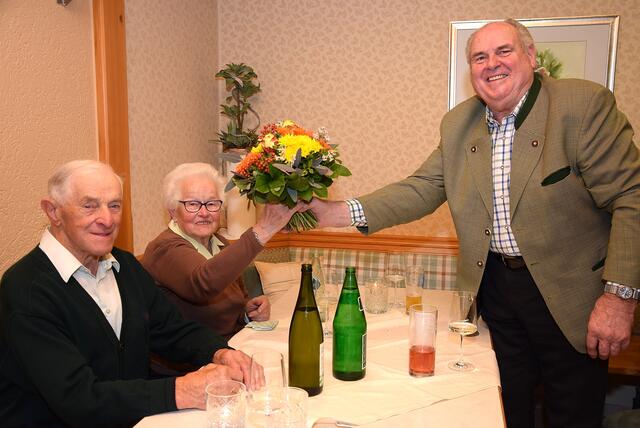 Ein Blumenstrauß für das „diamantene“ Jubelpaar seitens der Seniorenbund-Ortsgruppe St. Veit am Vogau.
