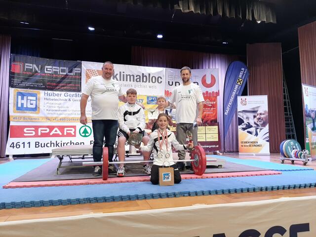 Obmann Thomas Greiner (li) mit dem starken Nachwuchs des AC Feldkirchen Benjamin und Nadine Greiner sowie Timo Schiffermayer. | Foto: KK