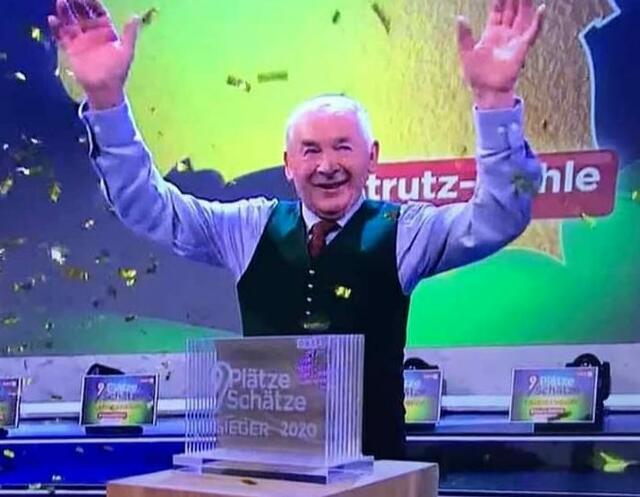 So sehen Sieger aus: "Mühlen-Peter" Fürbass und seine Strutz-Mühle in Wielfresen als schönster Platz in ganz Österreich. | Foto: KK