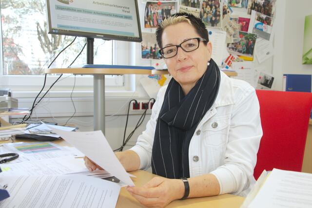 AMS-Geschäftsstellenleiterin Andrea Schneider: "Auch beim AMS Schwaz steht die Ampel derzeit auf ROT".