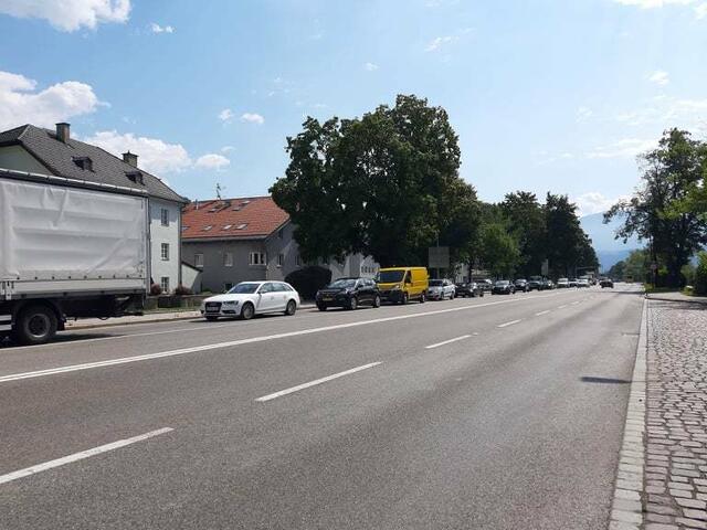 Die während der Baustellenarbeiten auf der Haller Straße in Fahrrichtung Mühlauer Brücke eingerichtete Busspur zur Beschleunigung des öffentlichen Verkehrs, wird vorerst aufgehoben.