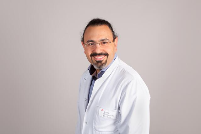 Kurosch Yazdi, Leiter der Klinik für Psychiatrie mit Schwerpunkt Suchtmedizin am Kepler Universitätsklinikum