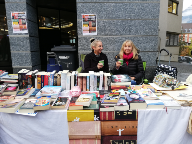 Das Team der Stadtbibliothek Landeck war mit dem Bücher-Flohmarkt beim Landecker Frischemarkt vor Ort. | Foto: Ingrid Thurner