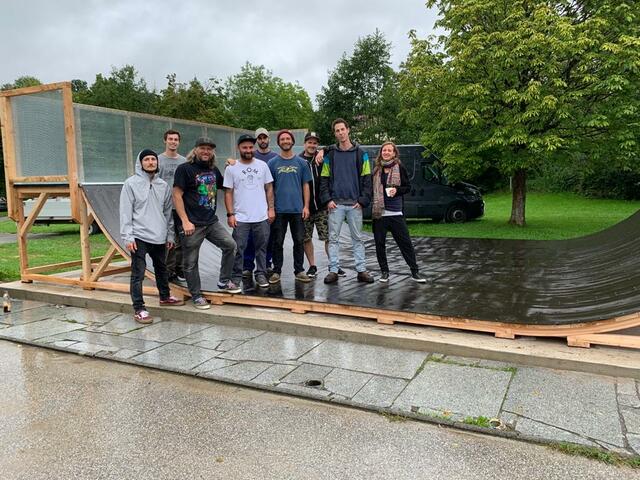 Die Freude über die neue Attraktion im Skatepark ist groß.
