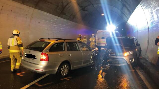Aus bisher ungeklärter Ursache touchierte ein 42-jähriger Pongauer zuerst die Tunnelwand und prallte anschließend mit einem weitern PKW zusammen.