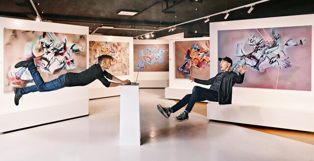 Schweben in ein neues Zeitalter der Kunst: der Feldkirchner Artist Christian Weber mit Künstler Tom Lohner (v. l.)
