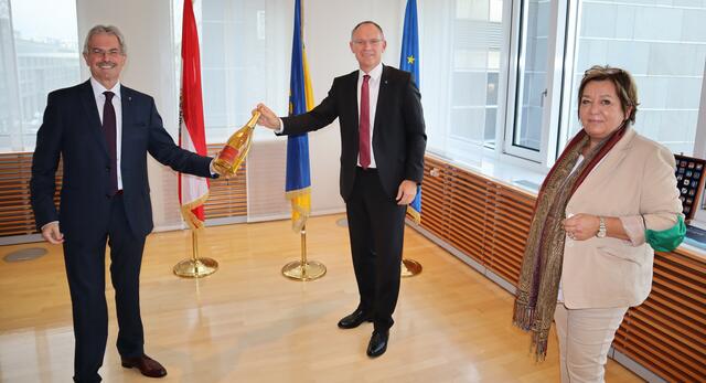 Präsident Karl Wilfing (l.) und die dritte Präsidentin Karin Renner gratulierten Gerhard Karner zu seinem Jubiläum | Foto: NÖ Landtag/Fuchs