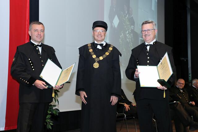 Christian Treml mit Rektor Wilfried Eichlseder und Bergdirektor osef Pappenreiter)
