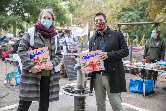 FiP-Gründerin Fiona Rukschcio und Mariahilfs Bezirksvorsteher Markus Rumelhart bei der Jubiläumsfeier "Zwei Jahre Frühstück im Park".