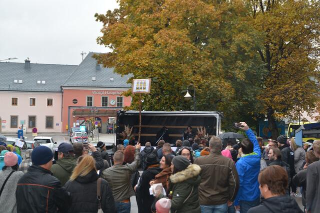 Rund 350 Menschen besuchten die Demo in der Bahnhofstraße Wörgl am 24. Oktober.