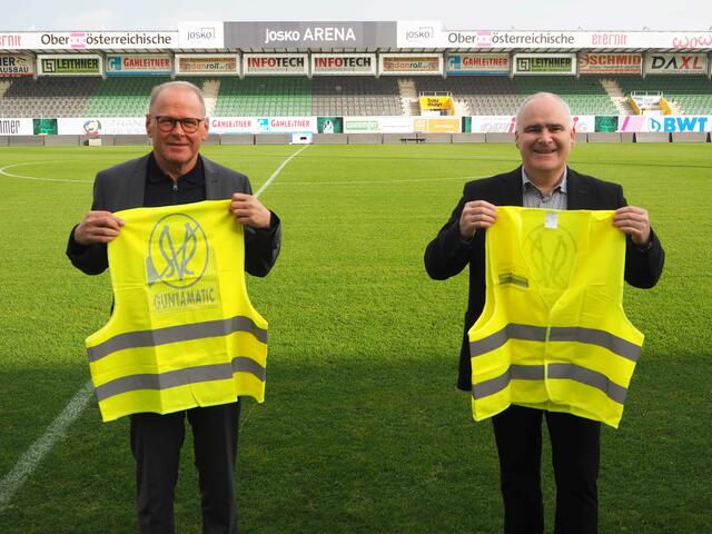 SV Ried Organisationsvorstand Karl Wagner und Mitglied des Bundesrats Thomas Dim präsentieren die SV Ried Warnwesten.