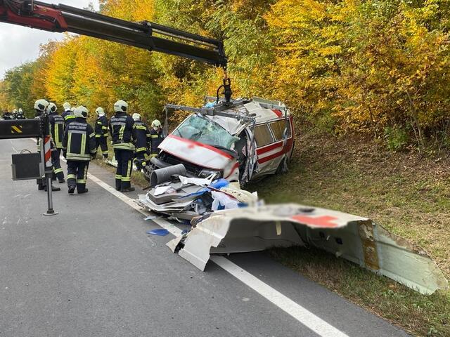 Ein Rettungswagen geriet am Nationalfeiertag aus unbekannter Ursache in den angrenzenden Graben, überschlug sich mehrmals und blieb dort liegen.