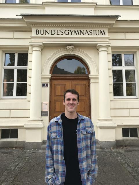 William Grace vor dem alten Haupteingang des Freistädter Gymnasiums.