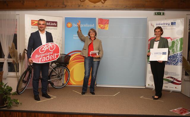 Elisabeth Graf (mi.), im Bild mit Landesrat Heinrich Dorner und Christine Zopf-Renner, freute sich über den Hauptgewinn. | Foto: Landesmedienservice Burgenland