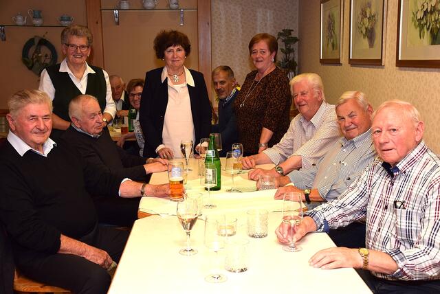 Glückwünsche für die „frischgebackenen“ Achtziger (im Vordergrund).