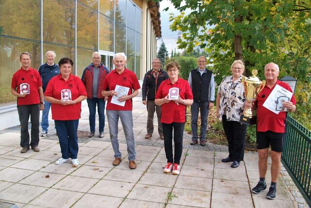 Die Siegermannschaft aus Wartberg, die zum zweiten Mal den Wanderpokal gewonnen hat, mit dem Organisationsteam.