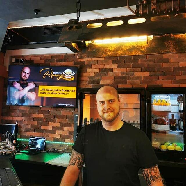 Ronald Hohl kocht in Ronnys Burgerpub auf. | Foto: Hohl