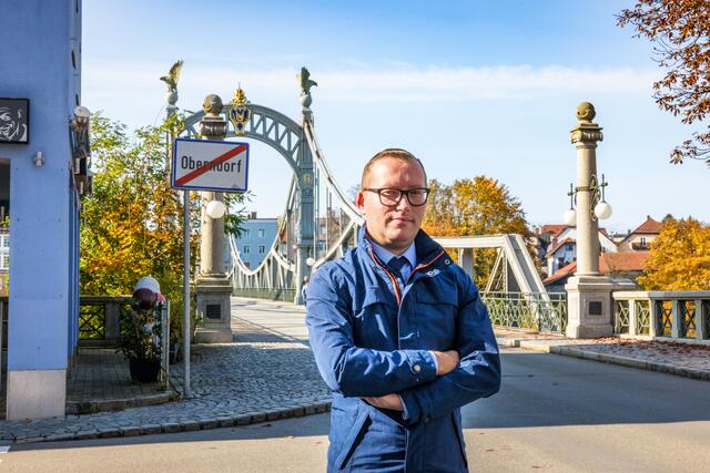 Georg Djundja vor der Länderbrücke in Oberndorf.