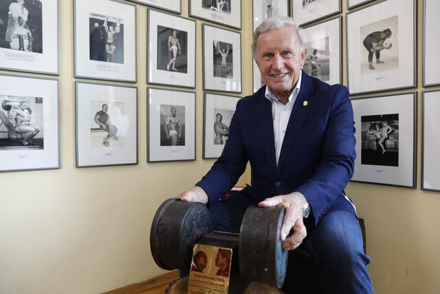 Das begehrte Stück, das Teil von "Ikonen Österreichs" ist: Peter Urdl im Schwarzenegger-Museum mit der Hantel | Foto: KK/Peter Urdl