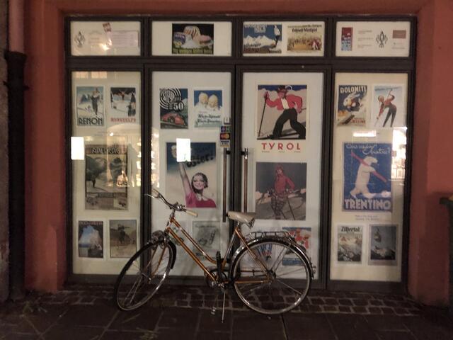 Alte Plakate mit Anrainerfahrrad.