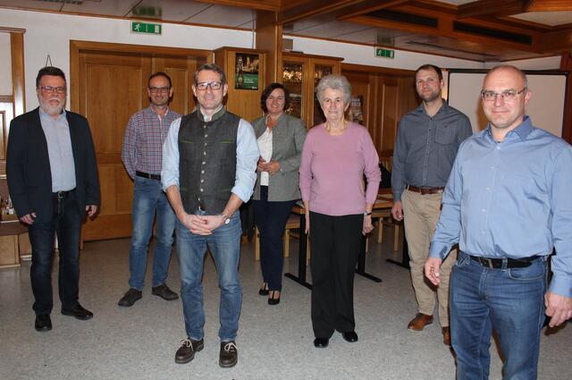 Der neue Samareiner ÖVP Parteiobmann mit seinen Stellvertreter
v.l.n.r. Ing. Gerhard Angster, Herbert Pölzlberger, Bmg. Harald Grubmair, Eva Wahlmüller, Erna Finzinger, Thomas Ammer und Bernd Baumgartner | Foto: Wahlmüller