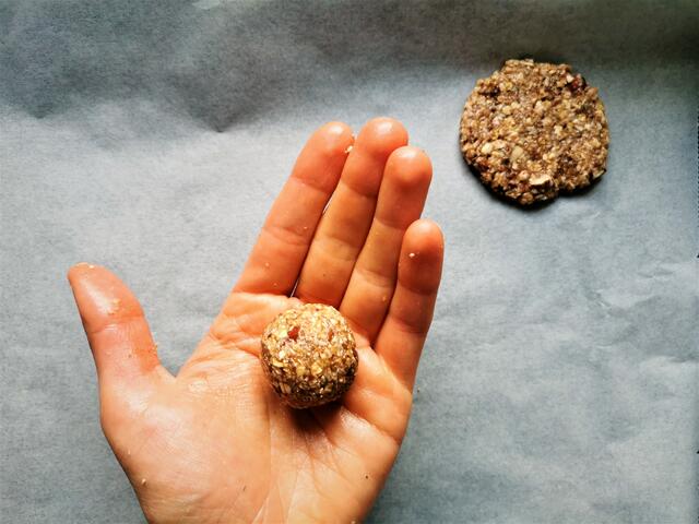 zunächst kleine Kugeln formen, die dann am Backblech flach gedrückt werden | Foto: Katrin Ebetshuber