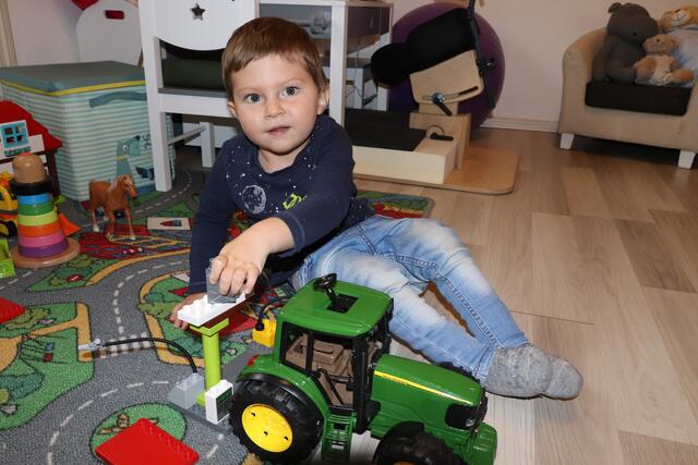 Seine Beine kann Xaver nicht vollständig ausstrecken, weshalb er auch nicht selbstständig stehen oder gehen kann. | Foto: Michelle Bichler