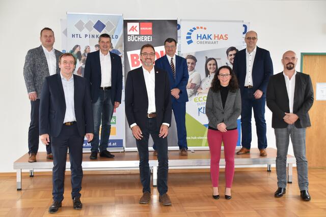 AK-Diplomarbeitsdatenbank vorgestellt: Bernd Hochwarter (Projektleiter), NR Christian Drobits (Leiter AK-Regionalstelle Süd), HTL Pinkafeld-Dir. Wilfried Lercher, AK-Präs. Gerhard Michalitsch, BAfEP Oberwart-Dir. Herwig Wallner, Silke Rois (AK-Bücherei Oberwart), BHAK/BHAS-Dir. Andreas Lonyai und Schul-Qualitätsmanager Nikolaus Schermann