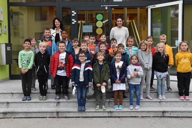 VS Sieghartskirchen, 1a, mit Lehrerin Marlene Burger und Direktorin Martha Hollergschwandtner
 | Foto: Marlene Trenker