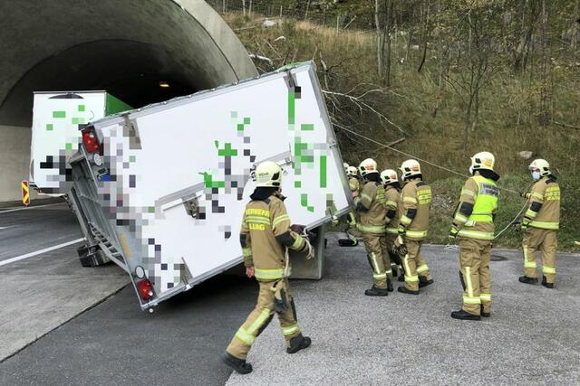 Der Anhänger war in Schieflage geraten, die Feuerwehr rückte ihn wieder zurecht.