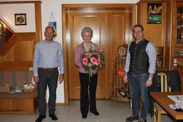 Erna Finzinger wurde für Ihre ehrenamtliche Arbeit gedankt.
v.l.n.r: Mag. Peter Weissenböck, Erna Finzinger und Bgm. Harald Grubmair