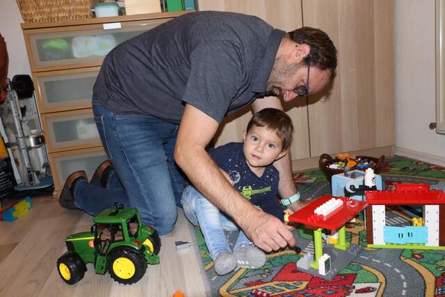 Xaver sei, erzählt Papa Richard, ein richtiger Sonnenschein, der offen auf andere zugehe. und sich gern auch mit anderen Kindern spiele. Deshalb freue er sich auch schon auf den Kindergarten, den er ab Dezember 2020 besuchen darf. | Foto: Michelle Bichler