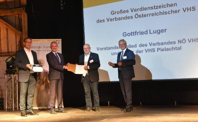 Personen am Foto: Christian Haberhauer, Präsident des NÖ Landtages und Bürgermeister von Amstetten, Mag. Karl Wilfing, Gottfried Luger, Karl Bader, Präsident des Bundesrates, Landesvorsitzender des Verbandes NÖ Volkshochschule und Bürgermeister von Rohrbach an der Gölsen