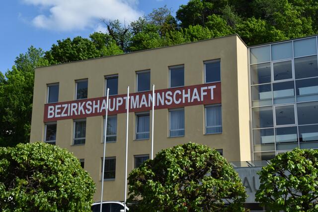 ... und Güssing nur noch in dringenden Fällen und gegen Voranmeldung persönlich aufgesucht werden.