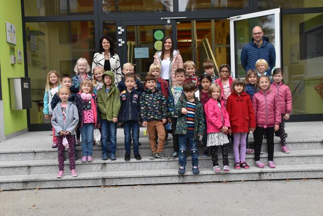 VS Sieghartskirchen, 1b, mit Lehrerin Christina Zischkin und Sprachförderer David Fahringer-Hackl und Direktorin Martha Hollergschwandtner | Foto: Marlene Trenker