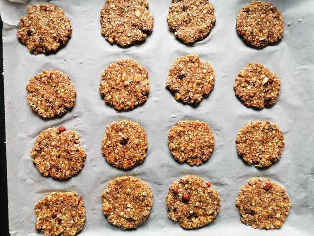 die Kekse im Backofen ca. 15 Minuten backen | Foto: Katrin Ebetshuber