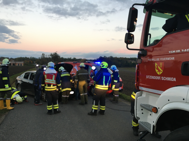 Die Feuerwehr zog das Auto wieder auf die Straße.