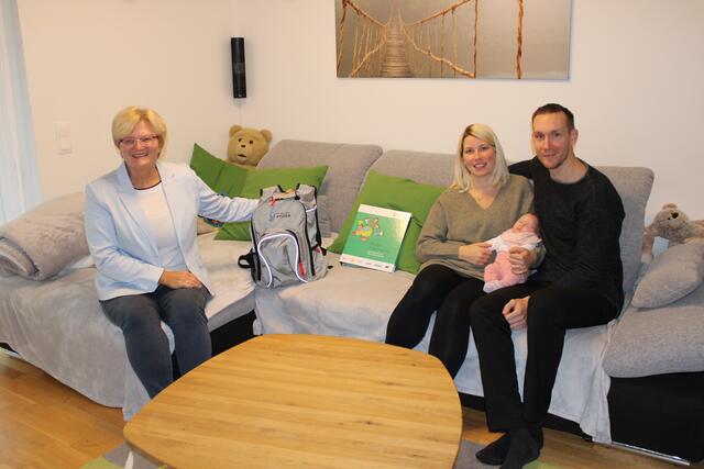 Vizebürgermeisterin Erika Zeh, Nadine und Andreas Bauch mit Tochter Elena