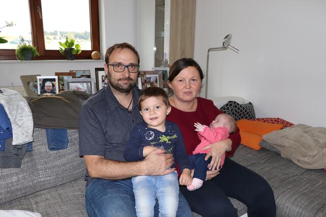 Papa Richard Schenk (links) mit Xaver, Mutter Bettina Peham mit der kleinen Paulina am Arm. | Foto: Michelle Bichler