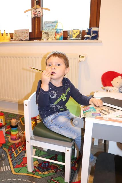 Durch eine weitere geplante Operation im Frühjahr 2021 sollen Xavers Beine besser streckbar werden - damit er vielleicht auch einmal stehen und in Folge gehen kann.  | Foto: Michelle Bichler