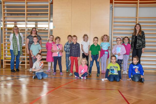 VS Zwentendorf, 1a, Lehrerinnen: Sabine Schekenbacher und Raphaela-Teresa Postrihac mit 16 Kinder, Direktorin: Monika Nikowitz | Foto: Andreas Schlüsselberger