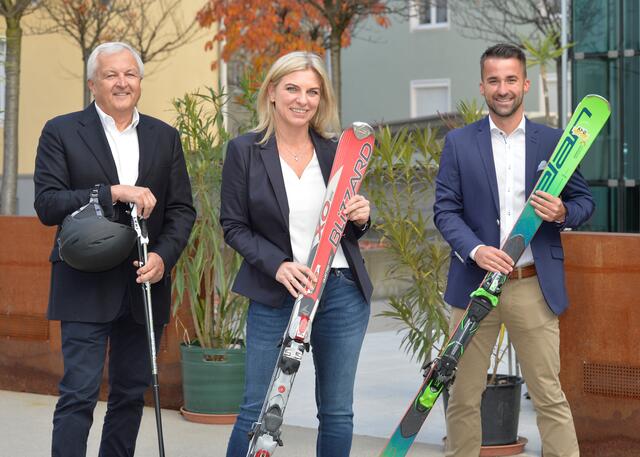 Wolfgang Löscher vom Kärntner Skipass, Alexandra Bresztowanskzky vom Hochrindl und WK-Obmann Manuel Kapeller-Hopfgartner von der Gerlitzen freuen sich auf einen sicheren Winter auf Kärntens Pisten