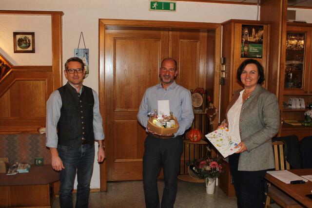 Dem scheidenden Obmann Mag. Peter Weissenböck wurde von der Ortsgruppe als Dankeschön ein Geschenk überreicht.
v.l.n.r: Bgm. Harald Grubmair, Mag. Peter Weissenböck und Eva Wahlmüller | Foto: Wahlmüller